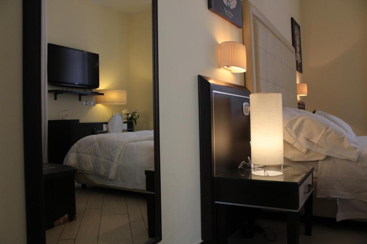 Hotel Ferdinando II Наполи Екстериор снимка