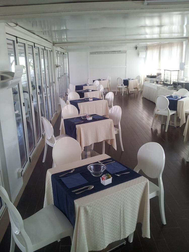 Hotel Ferdinando II Наполи Екстериор снимка