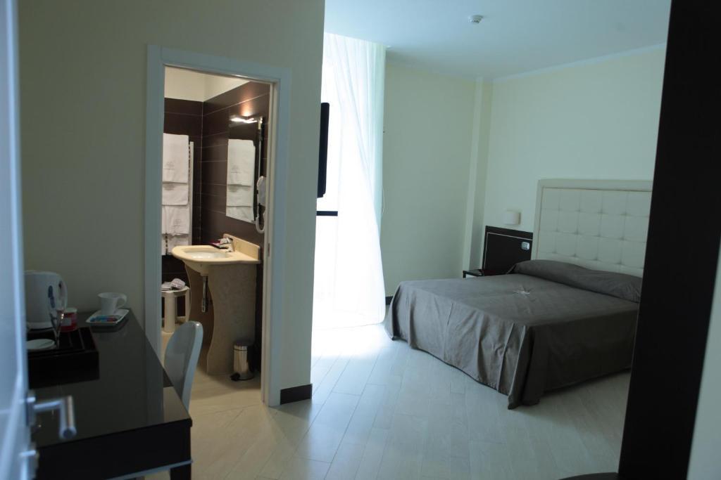 Hotel Ferdinando II Наполи Екстериор снимка