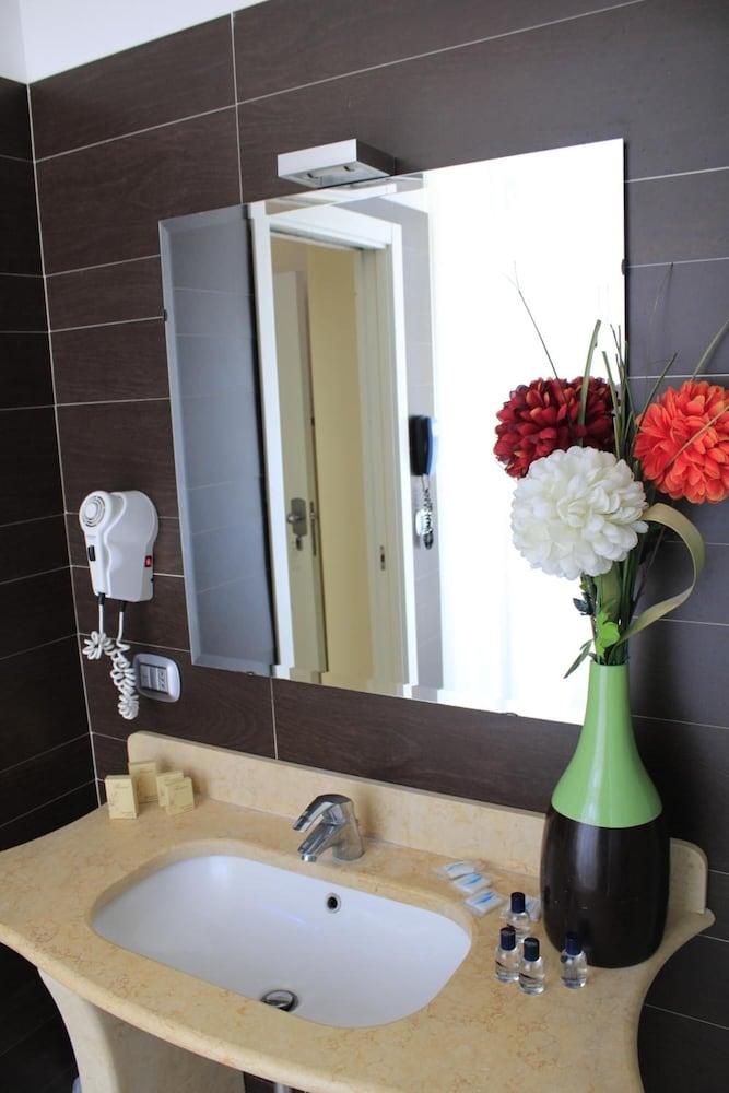 Hotel Ferdinando II Наполи Екстериор снимка