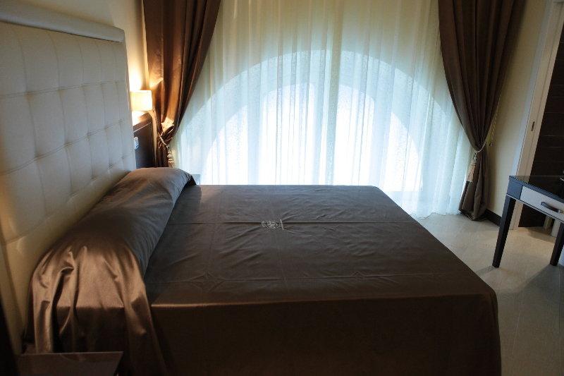 Hotel Ferdinando II Наполи Екстериор снимка